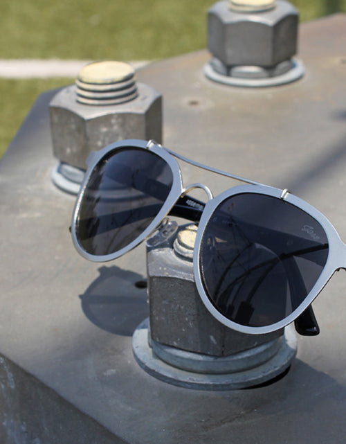 Load image into Gallery viewer, Jase New York Jackson Sunglasses in Matte Silver